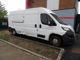 une camionnette blanche garée devant un bâtiment