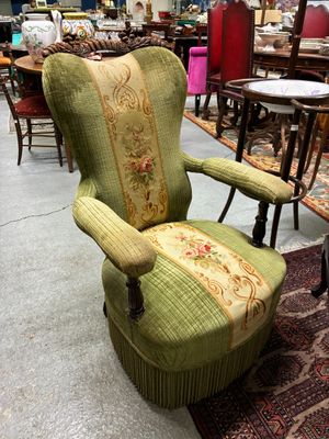 une chaise verte qui se trouve au milieu d'une pièce