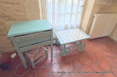 Réunion de deux meubles peints comprenant une table à trois …