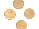 quatre types de pièces différents sont présentés sur une surface blanche