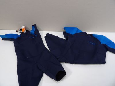 deux paires de combinaisons posées sur un comptoir blanc