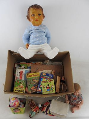 une boîte en carton remplie de jouets et d'une poupée