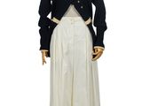 une photo d'un mannequin portant une robe blanche et un cardigan noir