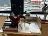 une machine posée sur une table devant une fenêtre