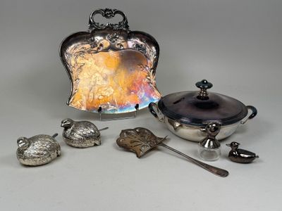 beaucoup d'objets en argent posés sur une table