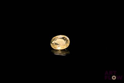gros plan d'un diamant jaune sur une surface noire