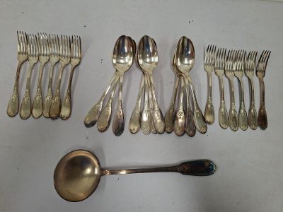 beaucoup de cuillères en argent et de cuillères sur une table