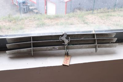 une clé posée sur le rebord de la fenêtre d'un immeuble