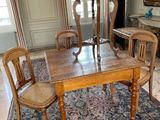a table and chairs in the middle of a room