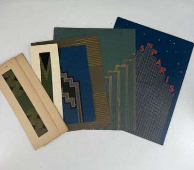 plusieurs livres sont empilés sur une table