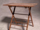 une vieille table en bois avec un porte-revues en dessous