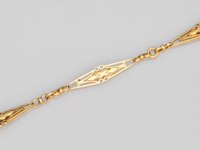 un bracelet en or orné d'une flèche