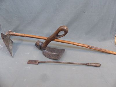 deux vieux outils posés sur une table