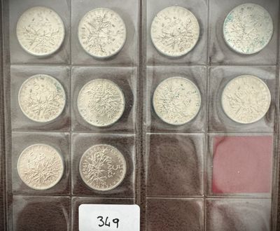 de nombreux types de pièces de monnaie dans une vitrine