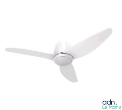 un ventilateur de plafond blanc suspendu au plafond