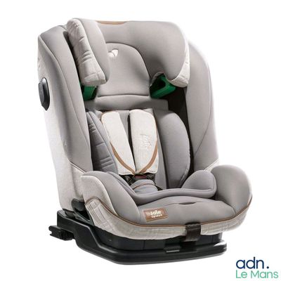 un siège auto pour bébé posé sur une surface blanche