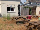 deux tables de pique-nique dans le jardin d'une maison