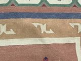 un gros plan sur un tapis orné d'un motif en forme de croix