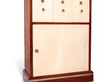 une image d'une armoire en bois avec deux portes