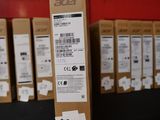 un grand nombre de boîtes posées sur une table