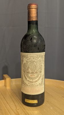 une bouteille de vin posée sur une table en bois