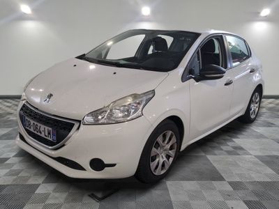 la photo d'une voiture blanche garée dans une salle d'exposition