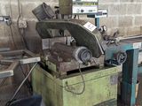 une machine qui se trouve dans une pièce, près d'un mur