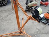 a small machine that is sitting on the ground