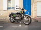 une moto garée devant une porte bleue