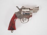 gros plan d'un revolver sur une surface blanche