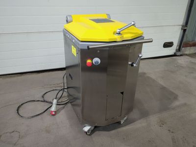 une machine posée sur le sol dans le garage