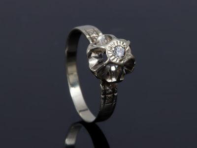 Solitaire en or gris centré d’un diamant. Poids brut : 2,3 g. Tour de  - Photo 1