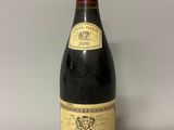une bouteille de vin posée sur une table à côté d'une bouteille de vin