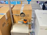 de nombreuses boîtes dans un carton, dans un entrepôt