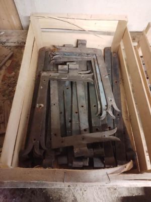 une boîte en bois comportant une porte métallique à l'intérieur