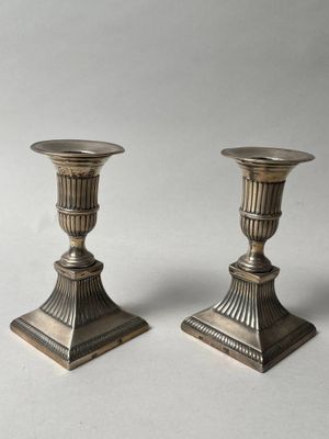 Paire de petits flambeaux en argent 2ème titre (800°/°°), de… - Photo 1