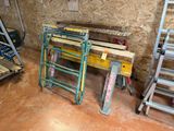 une pièce avec une échelle, une table et une échelle