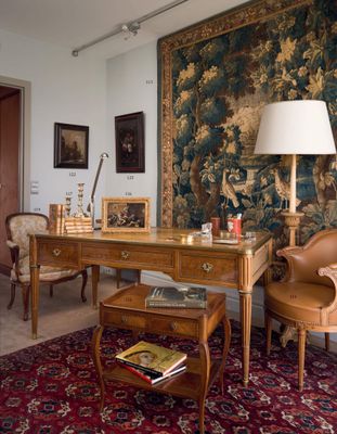 une photo d'un salon avec une grande tapisserie accrochée au mur