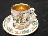 une tasse et une soucoupe posées sur une table noire