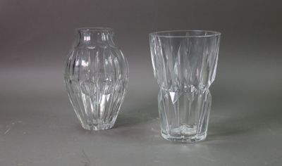 deux vases en verre posés l'un à côté de l'autre sur une table