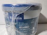 un rouleau de papier toilette emballé dans du plastique, posé sur un comptoir
