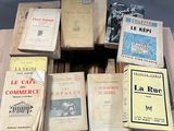 plusieurs livres sont empilés sur une table