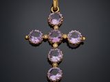 un pendentif en forme de croix en améthorate et diamant