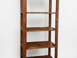 une étagère en bois composée de trois tablettes et d'un tiroir sur le dessus