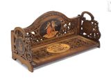 un banc en bois sur lequel est représenté un homme et une femme
