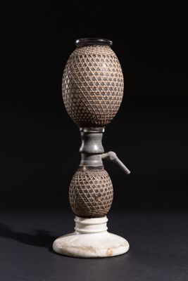 Siphon de comptoir à eau de seltz, en verre et vannerie en forme d'ana - Photo 1
