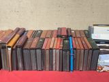 beaucoup de livres posés sur une table recouverte d'une nappe rouge