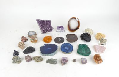 un ensemble de rochers et de pierres sur une surface blanche