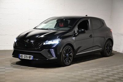 la photo d'une voiture noire garée dans un garage