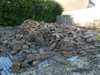 un tas de pierres posé par terre devant un bâtiment